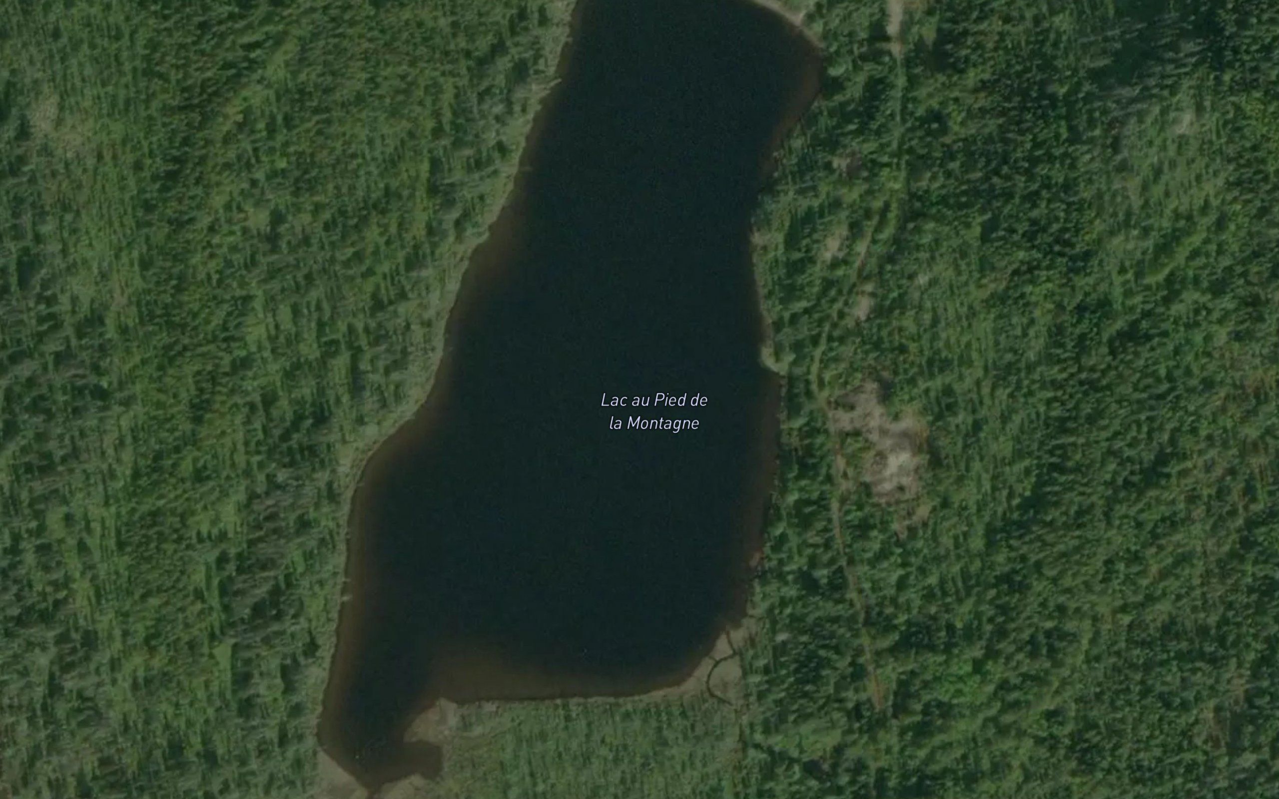 Lac au Pied de la Montagne
