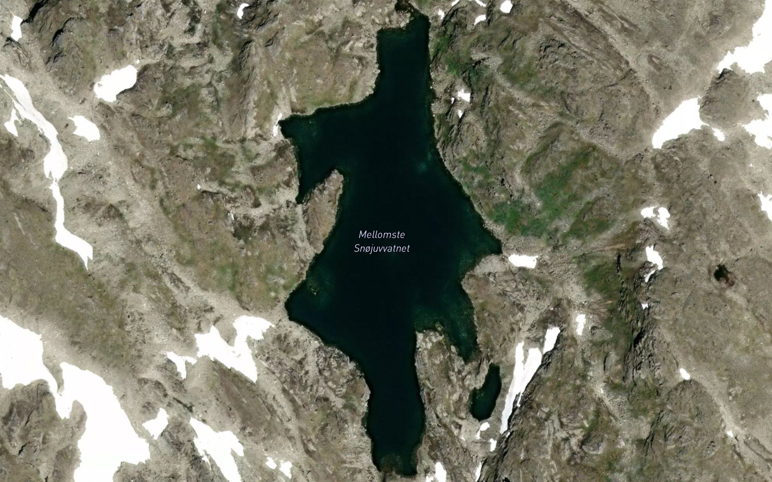 Mellomste Snojuvvatnet
