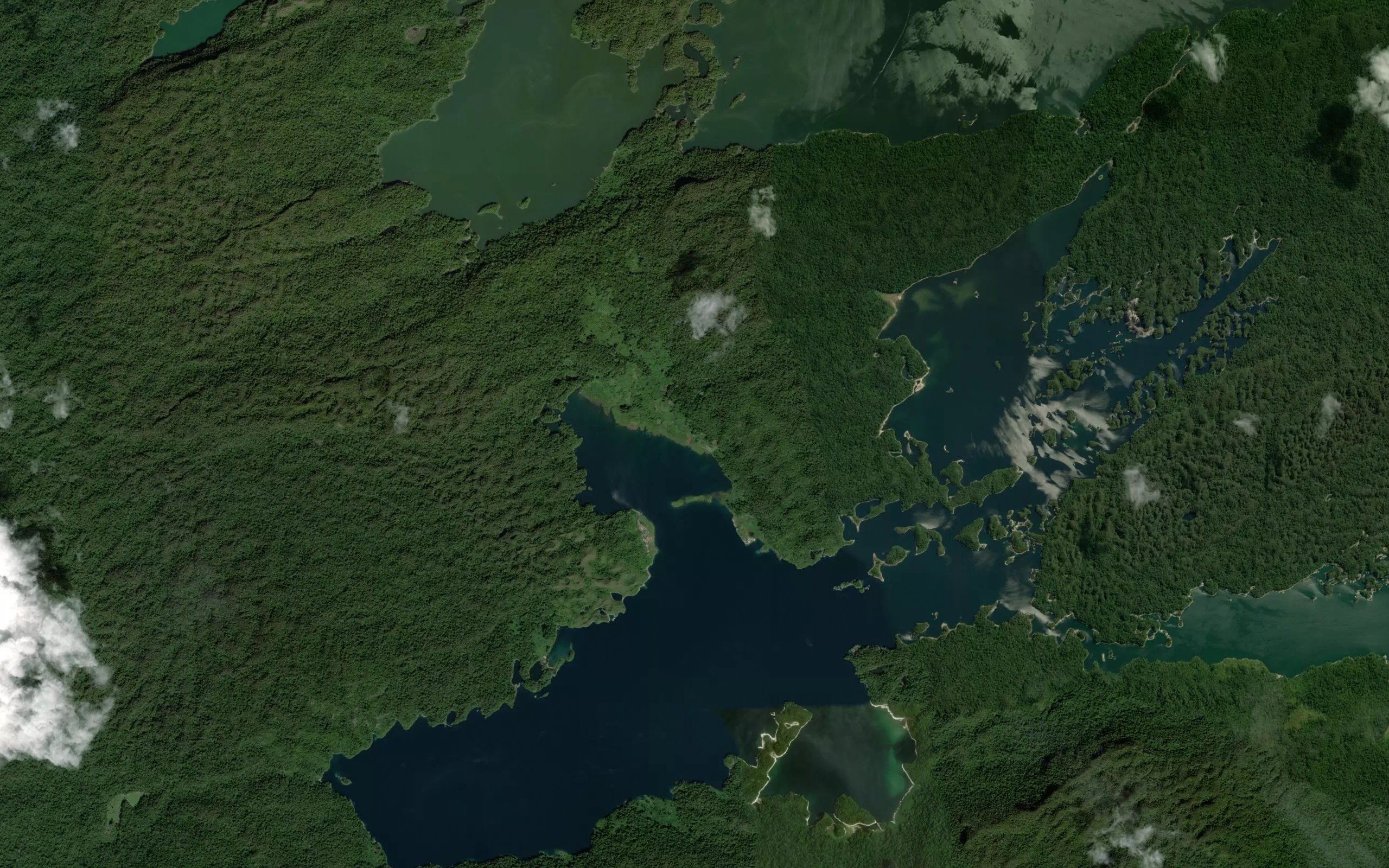Danau Laamora