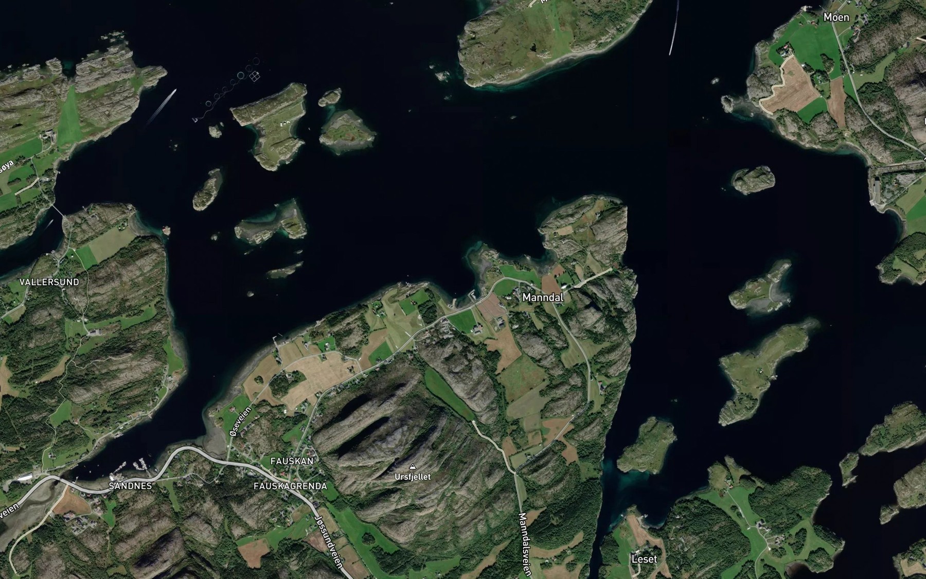 Satellite map of the Kjempabukta
