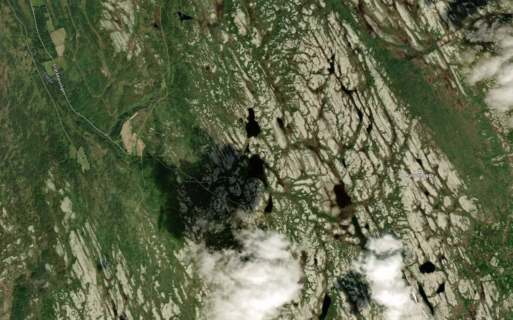Satellite map of the Tverrgrotatjorna