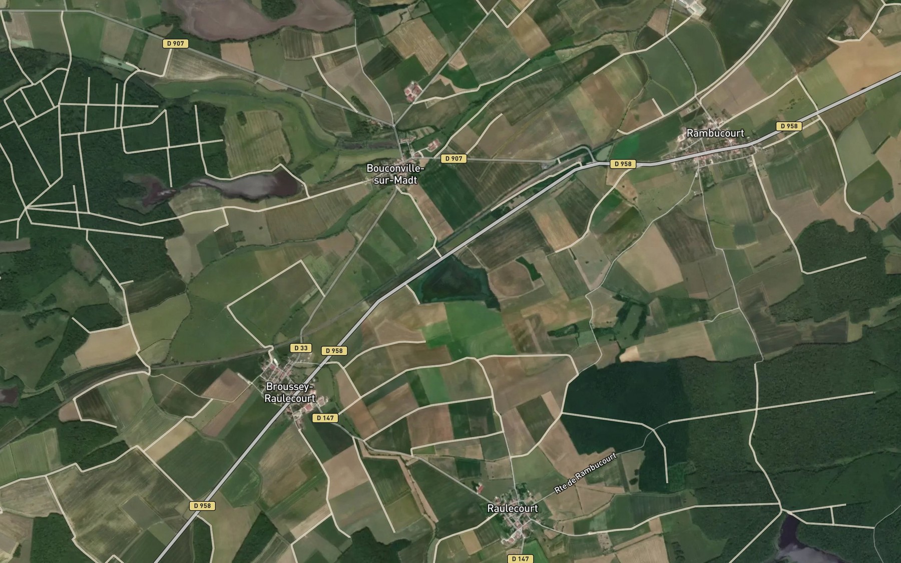 Satellite map of the Etang de Maux la Chere